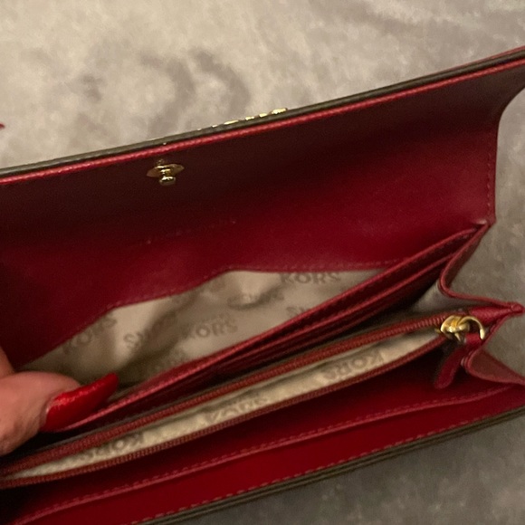 🚫SOLD🚫 MICHAEL KORS LONG RED TRIFOLD WALLET / APPEARS UNUSED - Picture 6 of 8